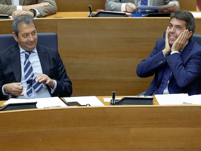 El presidente de la Generalitat, Carlos Mazón (d) , junto al vicepresidente, Vicente Barrera, en la sesión de control en las Cortes Valencianas.