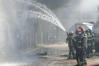 Bomberos intentan sofocar el fuego del Deportivo Benito Juárez, en Ciudad de México. 