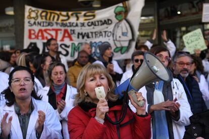 Manifestación para exigir la mejora de la atención primaria en la sanidad pública, este jueves frente a la Asamblea de Madrid.