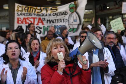 Manifestación para exigir la mejora de la Atención Primaria frente a la Asamblea de Madrid, el pasado 1 de diciembre.