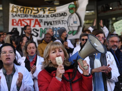 Manifestación para exigir la mejora de la Atención Primaria frente a la Asamblea de Madrid, el pasado 1 de diciembre.