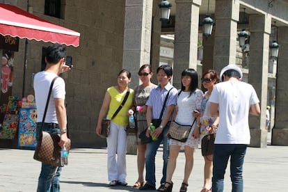 Turistas asi&aacute;ticos junto al Acueducto de Segovia.