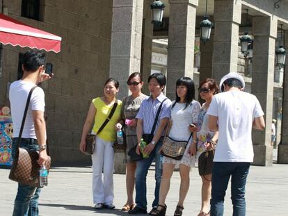 Turistas asi&aacute;ticos junto al Acueducto de Segovia.