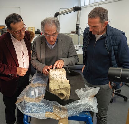 Los investigadores Javier Velaza, Juantxo Agirre y Joaquin Gorrotxategi estudiando la epigrafia del ara de Larunbe.