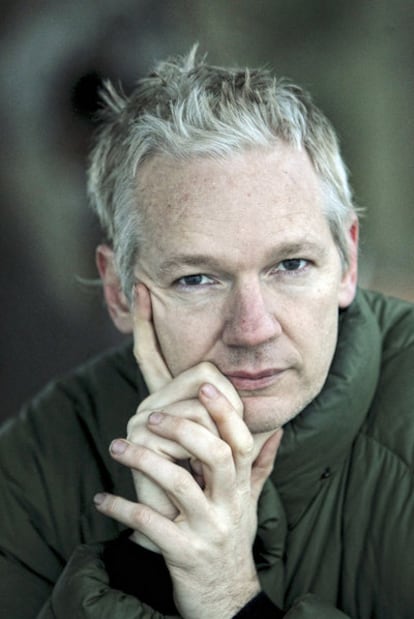 Julian Assange, ayer durante la entrevista con EL PAÍS.