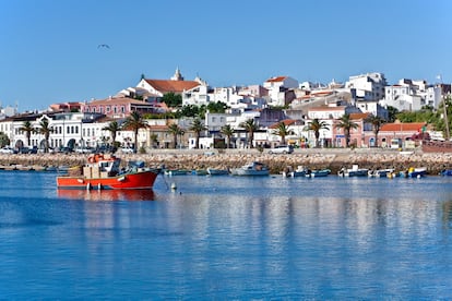 La vida en Lagos transita bajo la sombra de una muralla con varias y atractivas puertas de entrada, calificada como monumento nacional. Una de las joyas del patrimonio de esta ciudad portuguesa es la Iglesia de Santo Antonio, de estilo barroco y decorada con azulejos. En la fina arena de Meia Praia se escondió Francis Drake y llegaron galeones cargados de monedas de oro y piedras preciosas que procedían de las Américas. Aquí el horizonte se abre entre la amplia línea del océano, las dunas bajas y las colinas suaves y verdes. En ella pequeños restaurantes ofrecen pescados del día sacados directamente de las aguas cercanas. <a href="https://www.facebook.com/PalmaresBeachClub/" target="_blank">Palmares Beach</a> es una buena opción en la misma playa. Ideal para comer o cenar en un ambiente relajado. Pescado del día y ensaladas abundantes son sus dos señas de identidad.