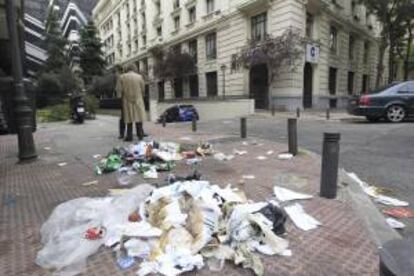 Los desperdicios se siguen acumulando en las calles de Madrid, el tercer da de huelga indefinida de la limpieza viaria y el mantenimiento de jardines que comenz el pasado martes en la capital.