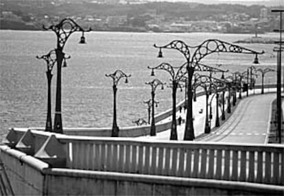 El paseo Marítimo de A Coruña, uno de los más largos de Europa, en los alrededores de la Torre de Hércules.