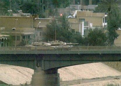 Dos tanques estadounidenses cruzan el estratégico puente de la República que une el centro con el este de la capital.