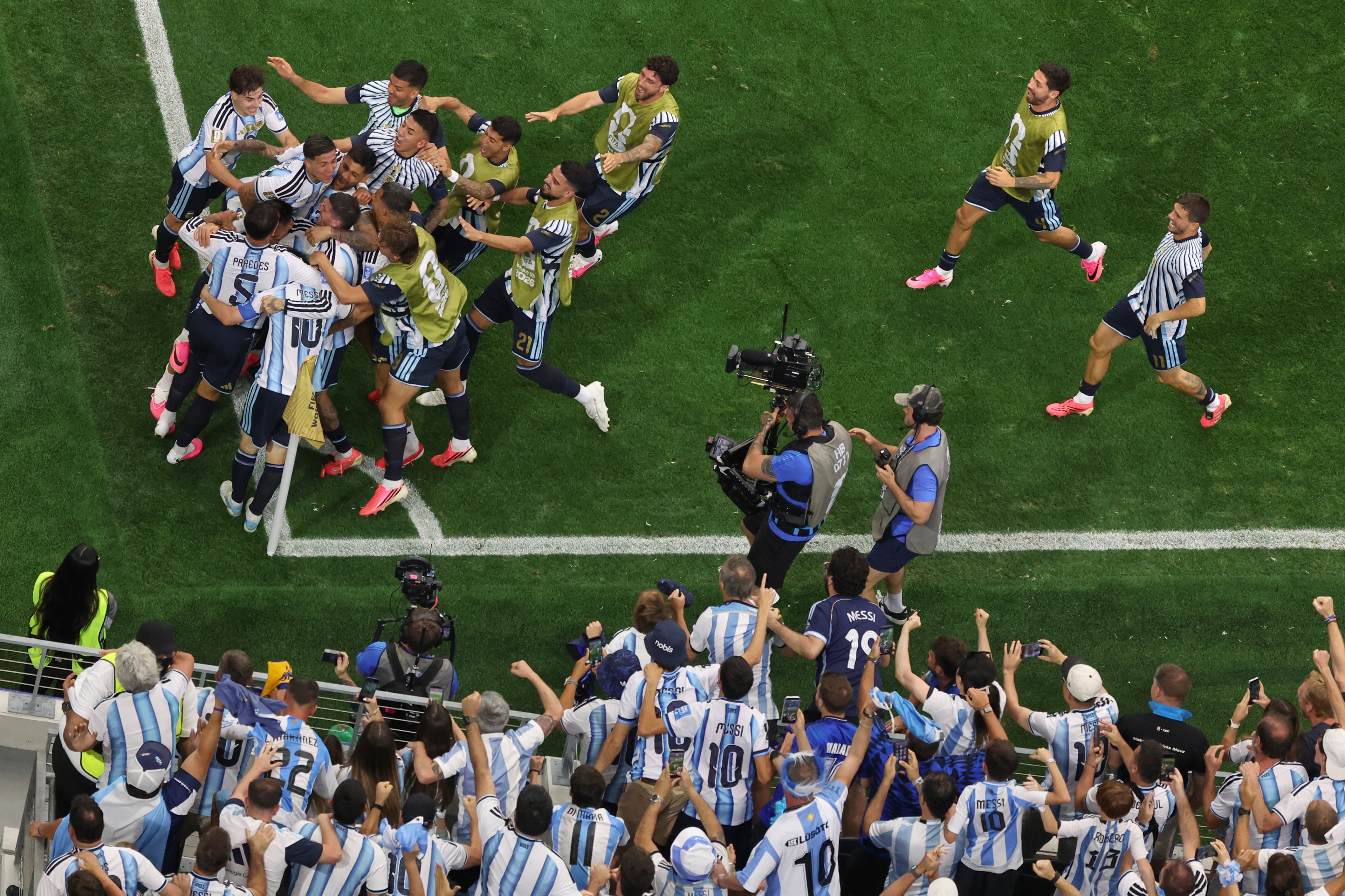 El viejo Messi conmueve al mundo: otro doblete lo convierte en el máximo goleador de la historia del torneo