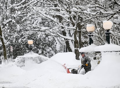 Un vecino de Búfalo trata de retirar la nieve este lunes 26 de diciembre. 