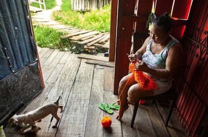 Marlene faz tapetes para a casa que um dia espera ter em terra firme.