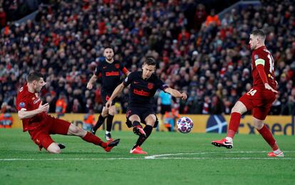 Marcos Llorente del Atlético de Madrid marca el segundo del Atlético de Madrid.