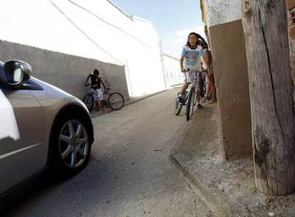 Calle en la que siete menores fueron arrollados por un conductor en San Bartolomé de las Abiertas.