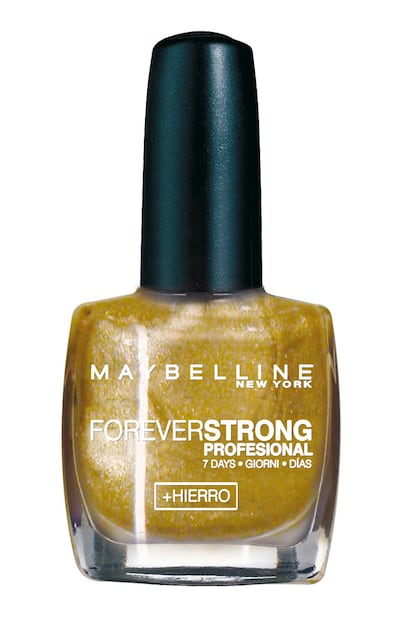 Un baño dorado para las uñas con el tono 810 Gold Chic de la gama Forever Strong de Maybelline. Es un esmalte muy resistente que, además, cuida y fortalece.