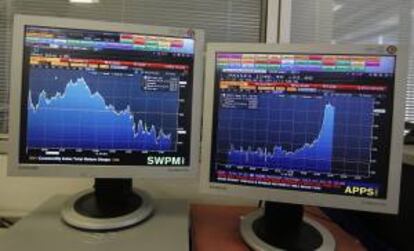 Pantalla que muestra ayer la evolucin de la prima de riesgo espa?ola (d) y del principal indicador de la Bolsa espa?ola, el IBEX 35. EFE/Archivo