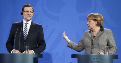 German Chancellor Angela Merkel (r) and Spanish Prime Minister Mariano Rajoy address a news conference at the Chancellery in Berlin.