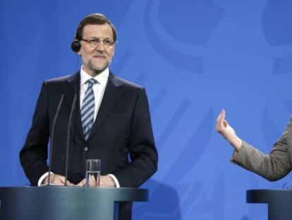 German Chancellor Angela Merkel (r) and Spanish Prime Minister Mariano Rajoy address a news conference at the Chancellery in Berlin.