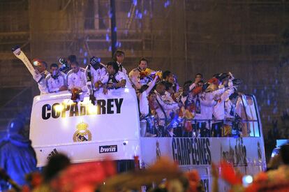 A Sergio Ramos se le cayó la copa durante el recorrido. El autobús arrolló el trofeo