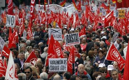 Los sindicatos de UGT y CC.OO se han volcado en su protesta contra la reforma laboral y los recortes sociales impuesto por el Gobierno en la manifestación del Primero de Mayo en Madrid.