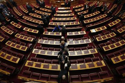 Varios diputados griegos salen del Parlamento tras la votación de la pasada semana.