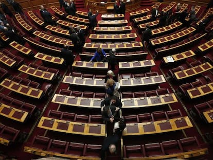 Varios diputados griegos salen del Parlamento tras la votación de la pasada semana.
