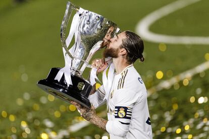 Sergio Ramos, con la copa LaLiga gana el pasado jueves.