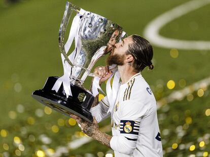 Sergio Ramos, con la copa LaLiga gana el pasado jueves.