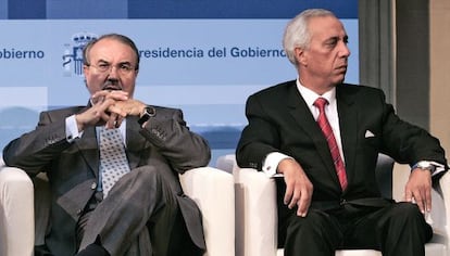 Pedro Solbes (izquierda), exministro de Econom&iacute;a, y David Taguas.