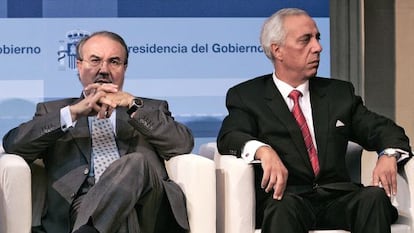 Pedro Solbes (izquierda), exministro de Econom&iacute;a, y David Taguas.