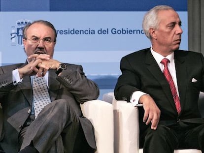 Pedro Solbes (izquierda), exministro de Econom&iacute;a, y David Taguas.