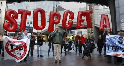 Manifestaci&oacute;n contra los tratados comerciales este jueves en Bruselas.