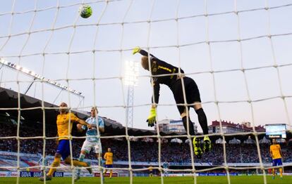 Ter Stegen no puede despejar el disparo de Nolito.