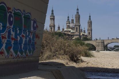 El río Ebro seco, con la basílica del Pilar al fondo.