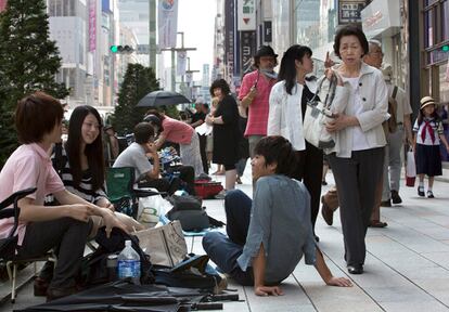 Entusiastas del iPhone de Apple toman posiciones a las puertas de la tienda en Tokio hoy, jueves 20 de septiembre de 2012