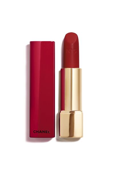 Rouge Allure Vevet nº 5, edición limitada de Chanel (32€). Con packaging rojo lacado, ofrece un resultado aterciopelado, mate y con acabado luminoso. Para mayor definición se aconseja usar el lápiz de labios del mismo tono.