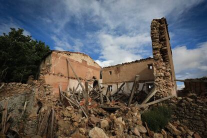 Un edificio del pueblo, en ruinas.