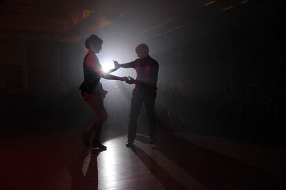 Um casal dança durante um festival de Elvis em Grangemouth (Reino Unido), em 8 de abril de 2016.