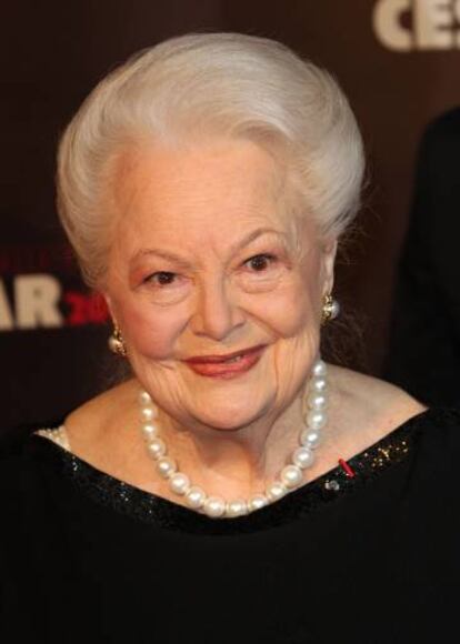 Olivia de Havilland, en febrero de 2011, en la entrada del Theatre du Chatelet, en París, donde recibió el César de Honor.