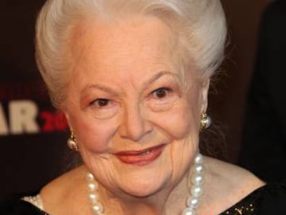 Olivia de Havilland, en febrero de 2011, en la entrada del Theatre du Chatelet, en París, donde recibió el César de Honor.