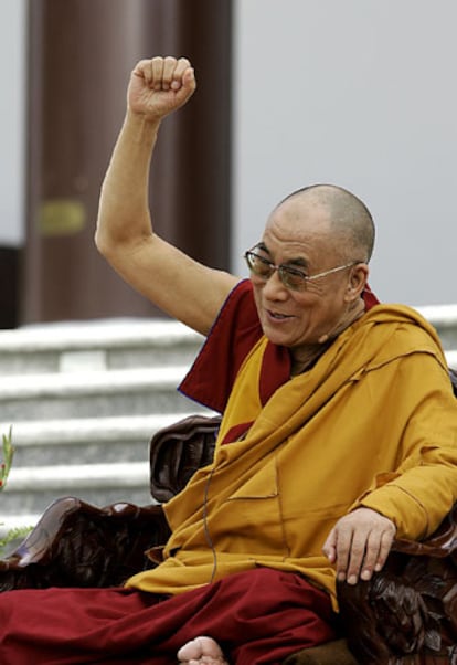 El Dalai Lama, que vive exiliado en la India desde fines de la década de los años 50, tras la ocupación del Tíbet por el ejército chino, ha dicho que en su actividad tiene tres compromisos: la promoción de los valores humanos, la promoción de la armonía entre religiones y la defensa de los derechos de los tibetanos. "El futuro de la humanidad depende de cada uno de nosotros" y, aunque a veces provocan conflictos, "todas las religiones tienen el mismo mensaje de compasión y perdón", ha subrayado.