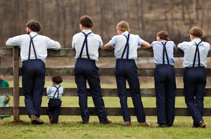 Varios amish ven un partido de b&eacute;isbol en Bergholz, Ohio. 