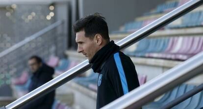 Messi entra ahir al camp d'entrenament.