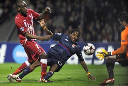 Makoun resbala entre Ciani, del Girondins, y el portero Carrasso.