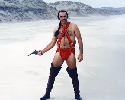 Sean Connery en la imagen más recordada de 'Zardoz': con melena, un arma en la mano, botas altas y... esa ropa.