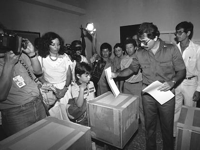 El comandante Daniel Ortega emite su voto en las elecciones presidenciales de Managua el domingo 4 de noviembre de 1984. A la izquierda su esposa Rosario Murillo.