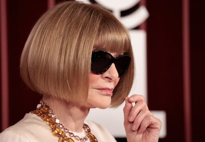 Anna Wintour (Londres, 75 años). La mujer más poderosa de la moda, la que lleva casi cuatro décadas dictando las tendencias desde las páginas de 'Vogue' no se aplica los dictados de la industria y mantiene su estilo propio, basando en cuatro claves inquebrantables, desde que es joven. Quizá su peinado, un bob con flequillo, siempre perfectamente cortado y peinado, sea su seña de identidad más reconocible. Pero hay otras claves de su estilo que también han contribuido construir el personaje más reconocible del mundo de la moda.