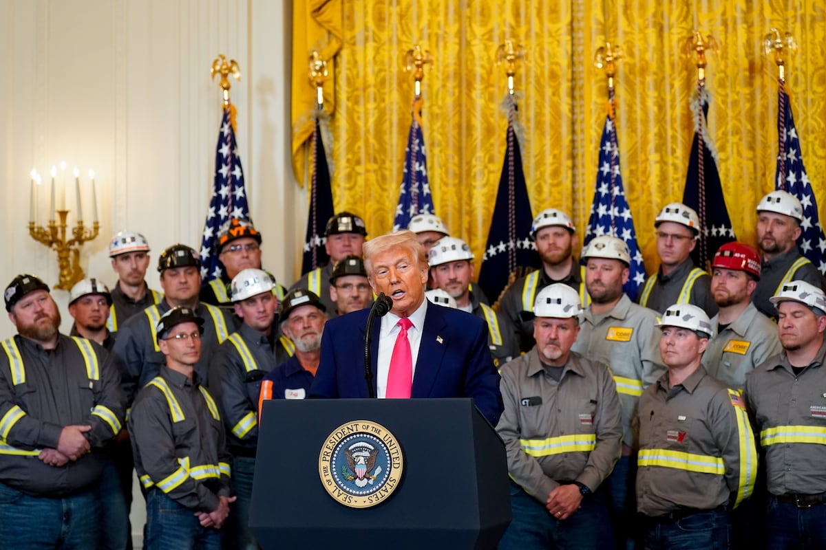 Trump vuelve a prometer un renacer del carbón, aunque la producción de electricidad con este combustible se desplomó en su primer mandato