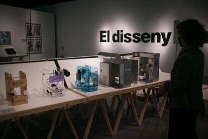 Cuatro de los prototipos y el respirador definitivo OxyGen, creados por Protofy.xyz que pueden verse en la exposición ¡Emergencia! en el Museo del Diseño de Barcelona.