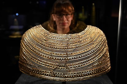 Capa de oro datada entre los años 1900 y 1600 a. C. que se exhibe en la muestra 'El mundo de Stonehenge'.